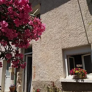  Hébergement de vacances Charmante Maison De Village Avec Jacuzzi France